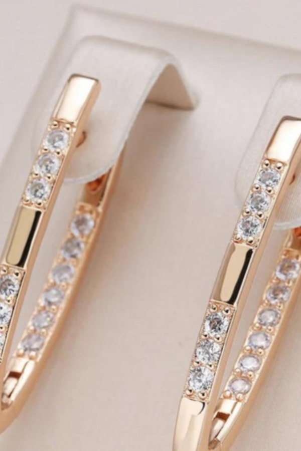 Cercei eleganți cu zirconiu în aur