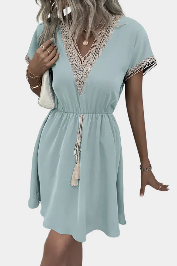 Rochie boemă romantică cu curea și decolteu în V