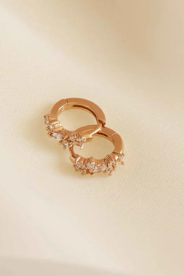 Cercei tip huggies cu cluster de cristale | Aur
