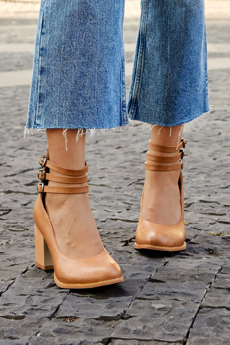 Caa™ | Sandale netede cu baretă la gleznă și toc gros