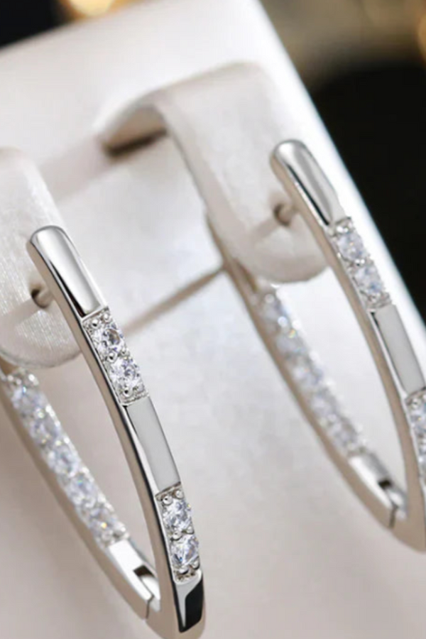 Cercei eleganți cu zirconiu în aur