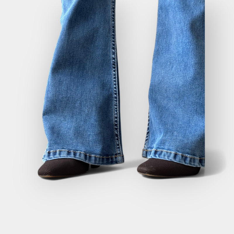 Blugi evazați cu talie înaltă