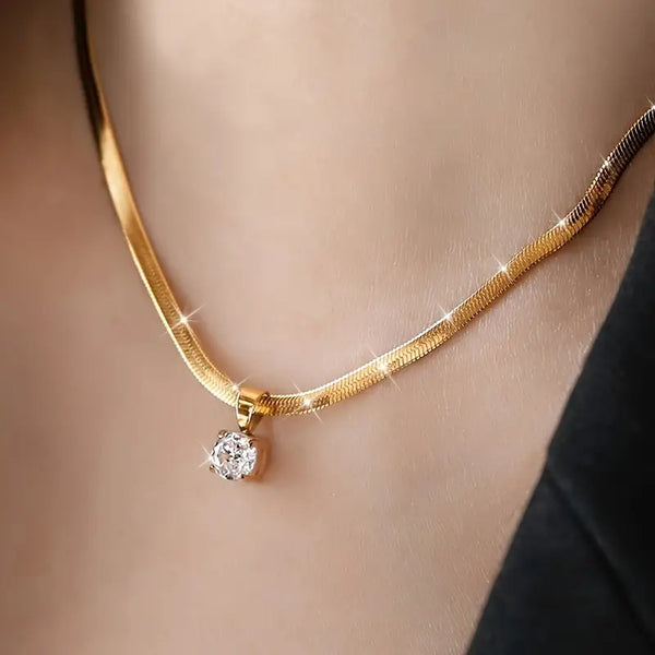 Colier elegant cu pandantiv din pietre strălucitoare | Aur